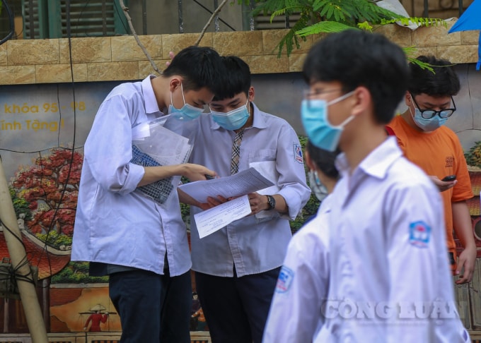 Bạn Nguyễn Trí Dũng (THCS Phú Diễn) cũng đánh giá đề thi năm nay không khó và dễ hơn so với các năm trước. Dũng cho biết: “Hầu hết các bạn đều làm được và em cũng vậy. Em làm được hết các môn và dự đoán không môn nào dưới 8 điểm. Gần kỳ thi em cũng dành nhiều thời gian để ôn luyện, không hôm nào em ngủ trước 12h đêm”.