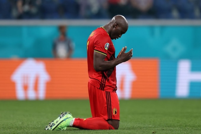 Trong trận đấu giữa Bỉ và Nga sau đó, cầu thủ Lukaku đã cầu nguyện cho Eriksen