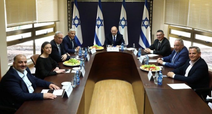Các lãnh đạo đảng của chính phủ liên minh Israel vừa được thành lập - Ảnh: Reuters
