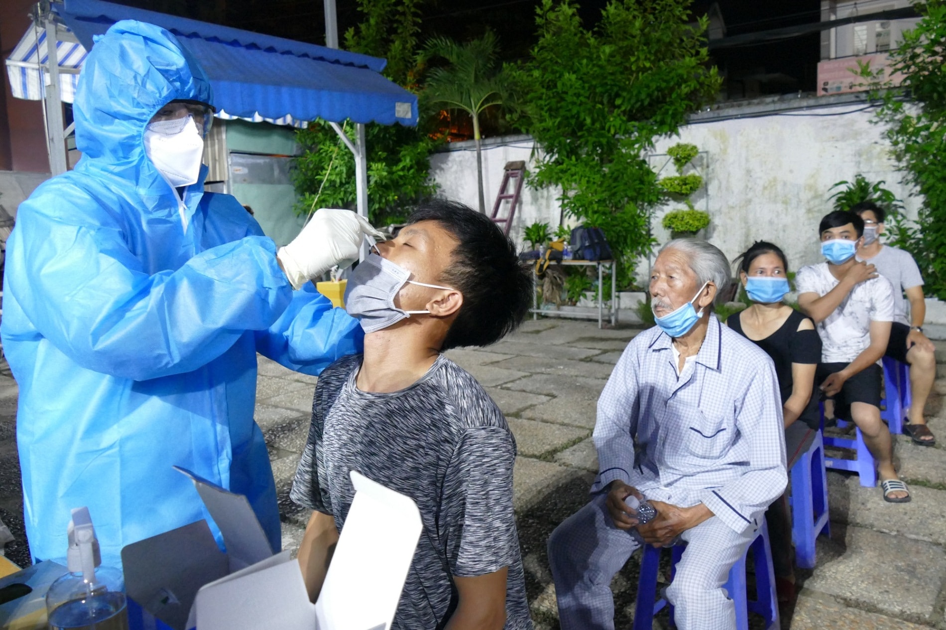 Lực lượng y tế lấy mẫu xét nghiệm sàng lọc Covid-19 cho người dân. Ảnh: minh họa