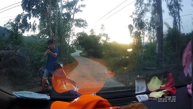 Hình ảnh người đàn ông dùng tự chế dọa bắn người trong xe ô tô. Ảnh: congly.vn