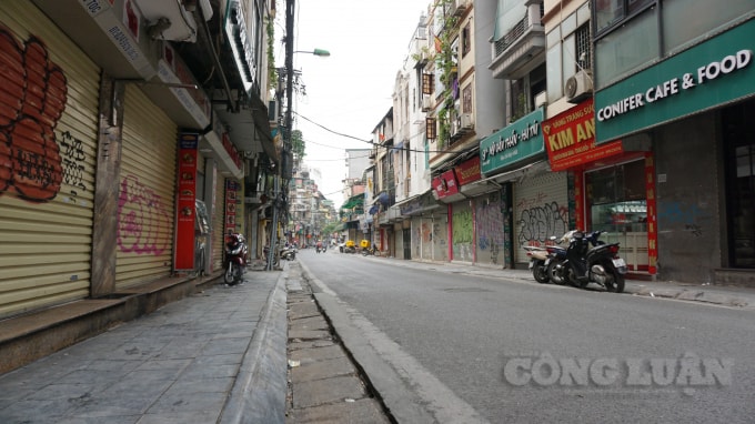 Những tuyến phố nổi tiếng của Thủ đô Hà Nội vốn tấp nập, thu hút đông đảo khách du lịch thì nay vắng vẻ, thưa người qua lại trong những ngày dịch bệnh COVID-19 bùng phát