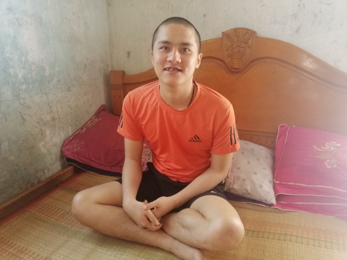 Nụ cười ngây ngô, ánh mắt vô hồn của Thiết sau khi bị tai nạn giao thông