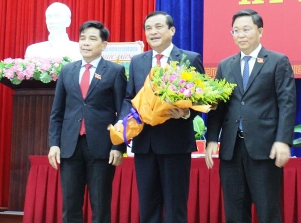 Lãnh đạo tỉnh Quảng Nam tặng hoa chúc mừng ông Phan Việt Cường (giữa). Ảnh: TNO