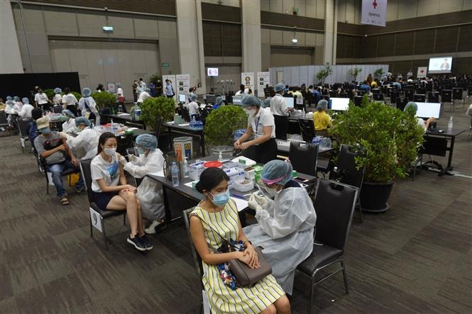 Nhân viên y tế tiêm vaccine phòng COVID-19 cho người dân tại Bangkok, Thái Lan, ngày 7/6/2021. Ảnh: THX
