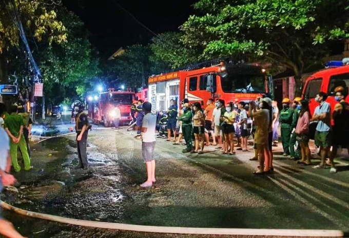 Rất đông người dân có mặt tại hiện trường vụ cháy