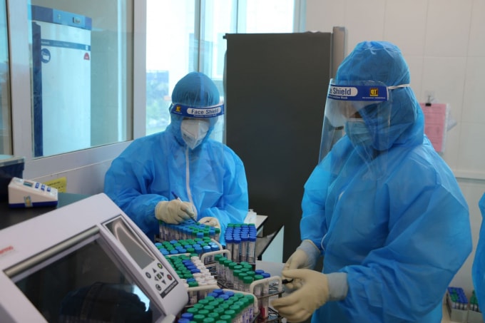 CDC Hà Tĩnh đang làm công tác xét nghiệm mẫu