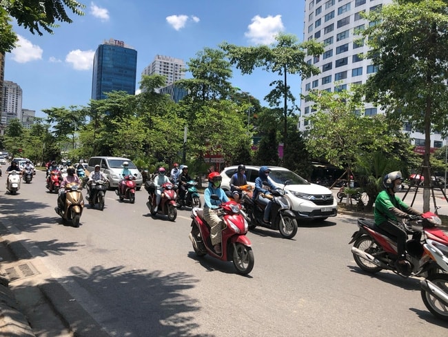 Khu vực Hà Nội nắng nóng, có nơi nắng nóng gay gắt với nhiệt độ cao nhất 35-37 độ, có nơi trên 38 độ. (Ảnh: VTV)