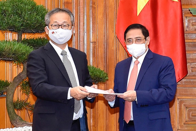 Đại sứ Nhật Bản chuyển thông điệp của Thủ tướng Suga Yoshihide gửi Thủ tướng Phạm Minh Chính về việc hỗ trợ Việt Nam một triệu liều vắc xin Covid-19 - Ảnh: Nhật Bắc