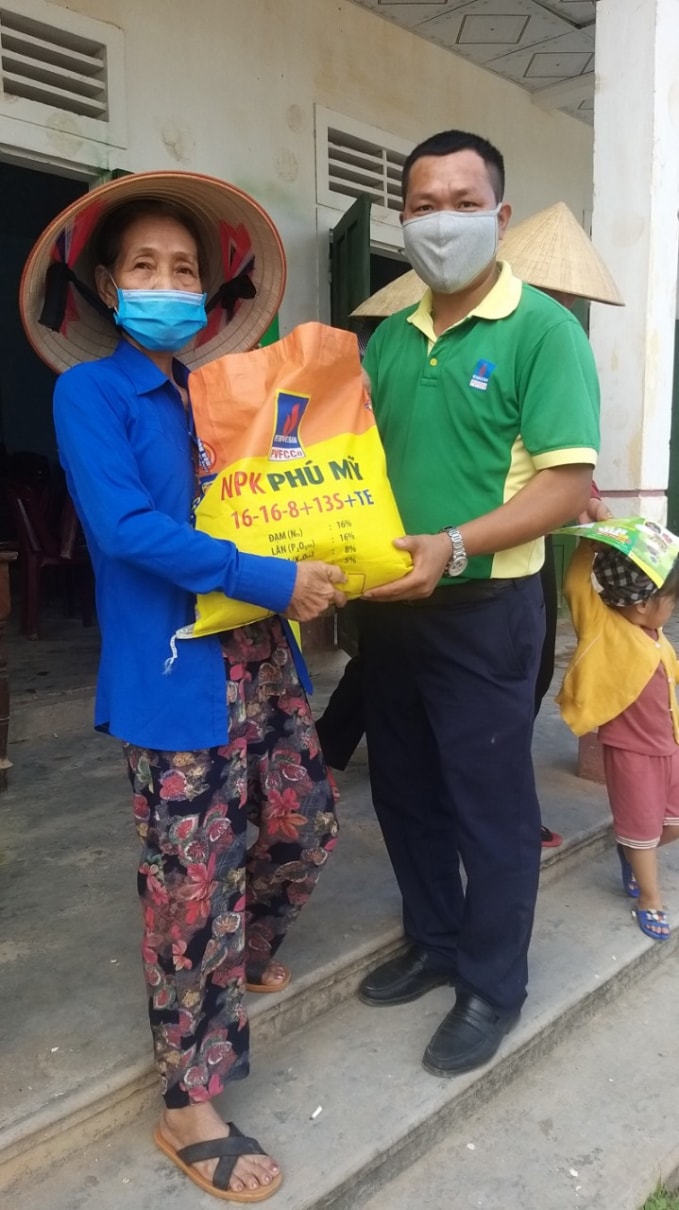 Tặng phân bón Phú Mỹ cho bà con nông dân.