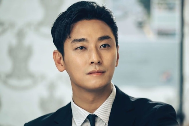 Joo Ji Hoon bị cấm sóng trên nhiều đài lớn và mới được gỡ bỏ mấy năm gần đây.