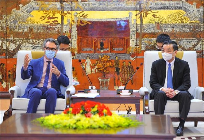 Chủ tịch UBND Thành phố Hà Nội Chu Ngọc Anh tiếp Đại sứ - Trưởng Phái đoàn Liên minh Châu Âu tại Việt Nam Pier Giorgio Aliberti. Ảnh: TTXVN