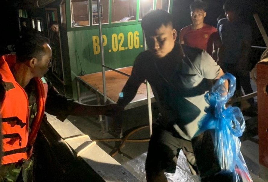 Hình ảnh các chiến sỹ Đồn Biên phòng Cát Bà cứu vớt 7 thuyền viên gặp nạn trên biển. Ảnh: tienphong.vn