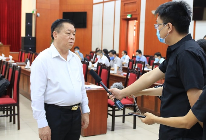Bí thư Trung ương Đảng, Trưởng Ban Tuyên giáo Trung ương Nguyễn Trọng Nghĩa trả lời phỏng vấn phóng viên. Ảnh: Anh Thế