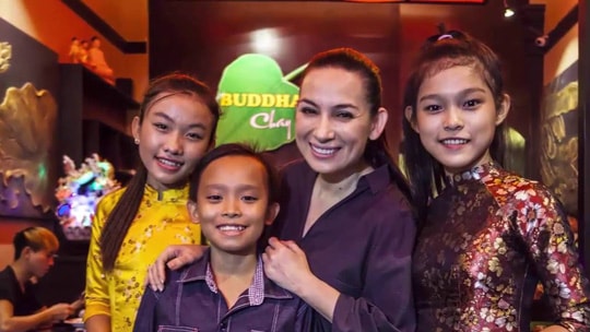 Những người con được Phi Nhung nhận nuôi chỉ có 4 người liên quan đến showbiz.