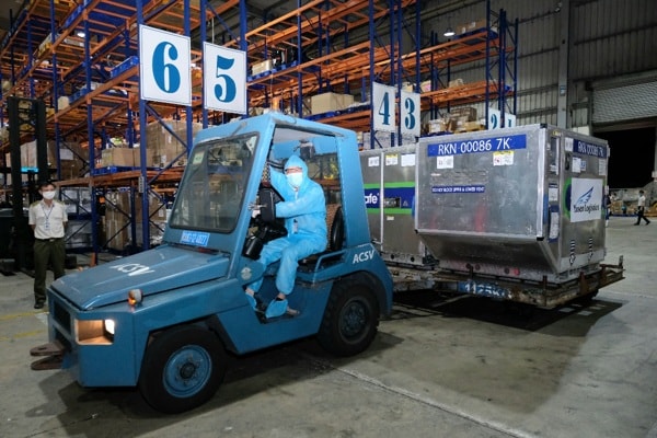 Xe vận chuyển vắc xin vào Kho bảo quản hàng tại Sân bay Quốc tế Nội Bài. Ảnh: SKĐS
