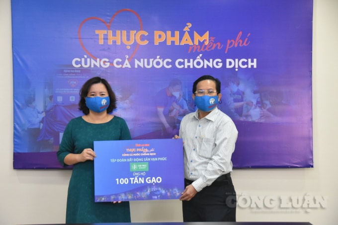 Tập đoàn Bất động sản Vạn Phúc ủng hộ 100 tấn gạo ngày 16/6