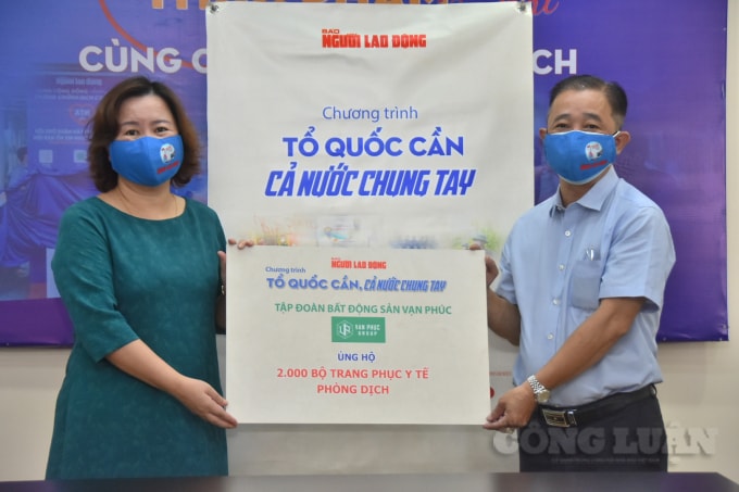 Tập đoàn Bất động sản Vạn Phúc trao tặng 2.000 bộ đồ bảo hộ y tế
