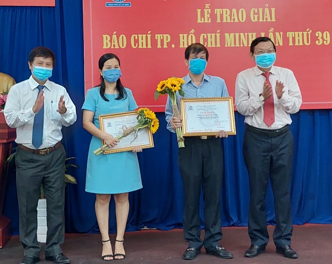 Lãnh đạo Hội Nhà báo TP. HCM trao giấy khen cho Ban biên tập báo Sài Gòn Giải Phóng.