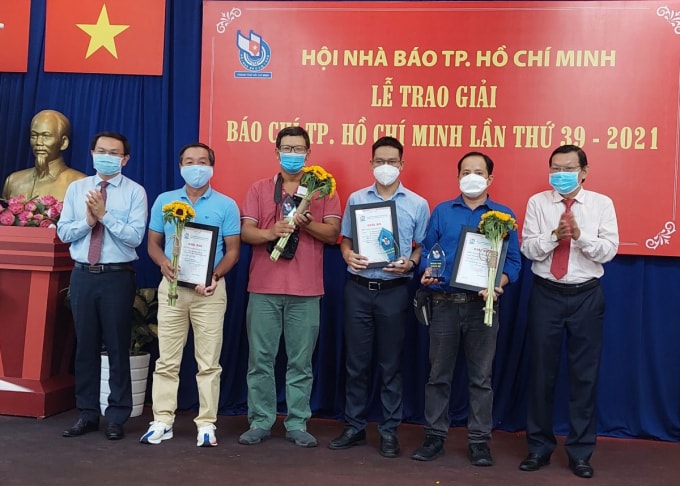 Các tác giả thuộc Báo SGGP nhận giải Nhì Giải Báo chí TP. HCM lần thứ 39 năm 2021.