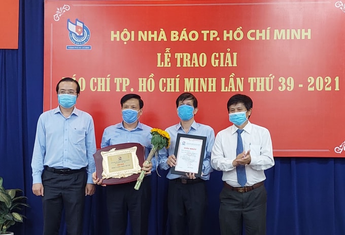 Đại diện Báo SGGP nhận giải Nhất Giải Báo chí TP. HCM lần thứ 39 năm 2021.