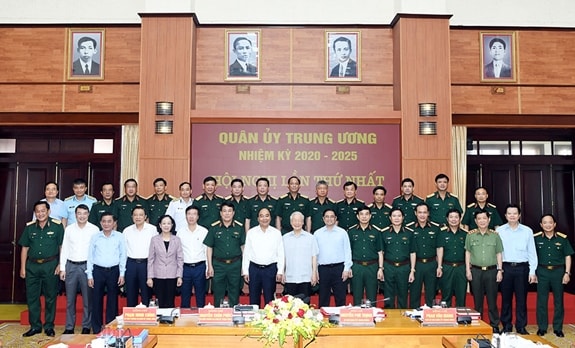Tổng Bí thư Nguyễn Phú Trọng; Chủ tịch nước Nguyễn Xuân Phúc; Thủ tướng Phạm Minh Chính cùng các đại biểu dự phiên họp chụp ảnh chung với các đồng chí QUTƯ, Thường vụ QUTƯ nhiệm kỳ 2020-2025.