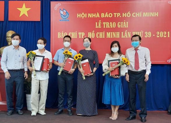 Các tác giả của Báo SGGP được trao giải Ba và giải Khuyến khích.