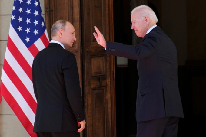 Tổng thống Joe Biden và Tổng thống Nga Vladimir Putin chụp ảnh xã giao trước khi bước vào cuộc họp thượng đỉnh - Ảnh: Reuters