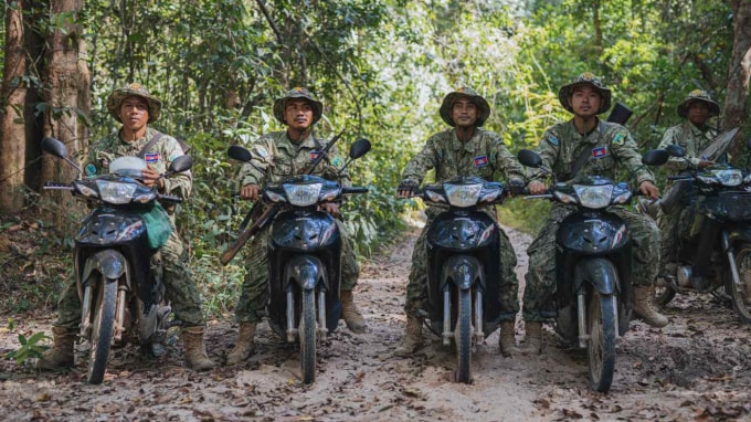 Các nhân viên kiểm lâm tuần tra Rừng Prey Lang, một trong những rừng cây nguyên sinh cuối cùng còn sót lại ở Đông Nam Á - Ảnh: Peter Guest