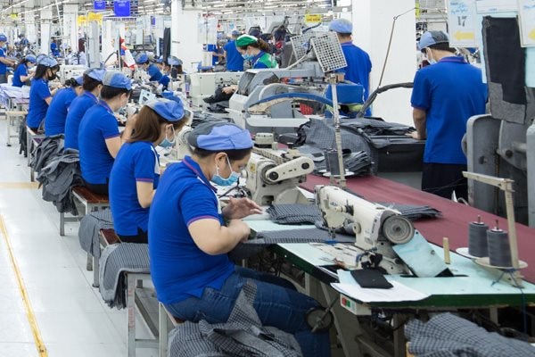 Chi phí đầu vào tăng, giá bán đầu ra giảm, các chi phí trung gian như phí vận chuyển, logistics tăng cao từ 2 - 4 lần, thiếu container hàng rỗng;...