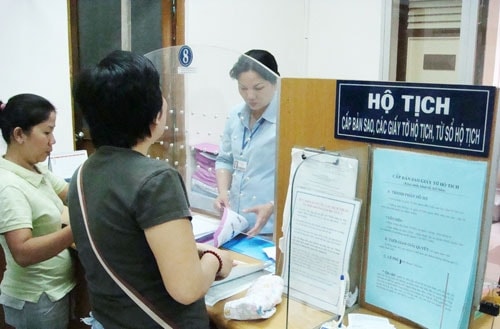 Công dân đến làm thủ tục sao lưu giấy tờ hộ tịch. Ảnh: internet