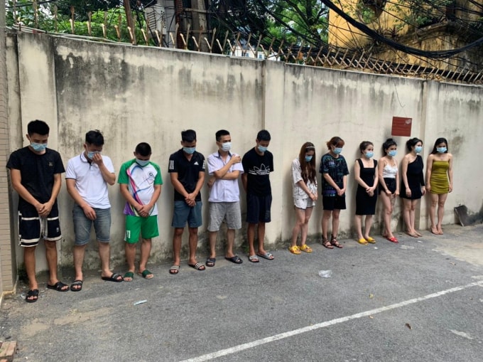 Nhóm đối tượng có hành vi tổ chức và sử dụng trái phép chất ma túy trong quán karaoke. Ảnh: ANTĐ