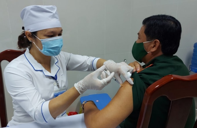 Cán bộ, chiến sỹ Bộ Chỉ huy Quân sự tỉnh Bạc Liêu được tiêm vắc xin ngừa Covid-19.