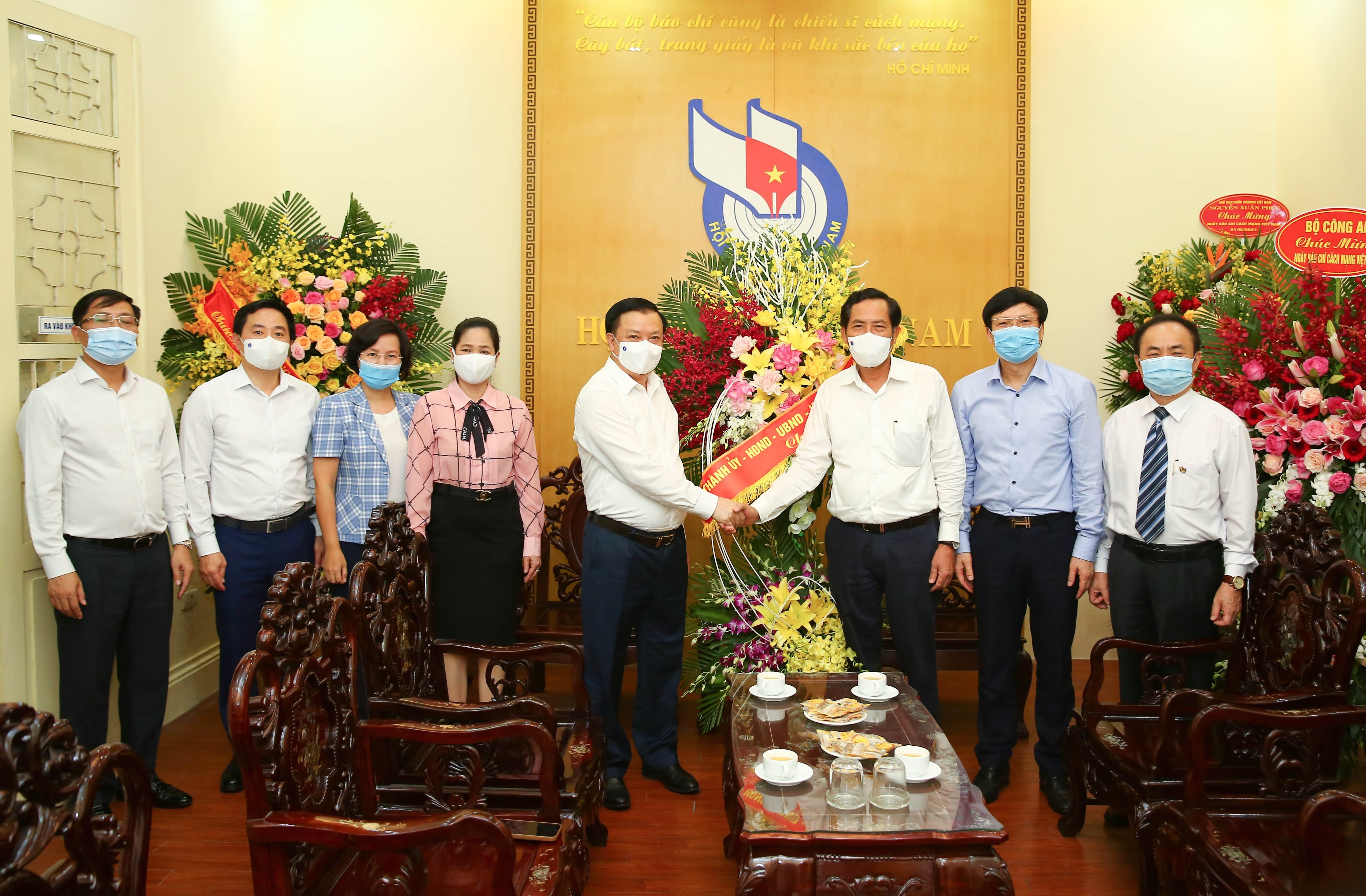 Bí thư Thành ủy Hà Nội Đinh Tiến Dũng chúc mừng Hội Nhà báo Việt Nam nhân kỷ niệm 96 năm Ngày Báo chí cách mạng Việt Nam. Ảnh: Sơn Hải