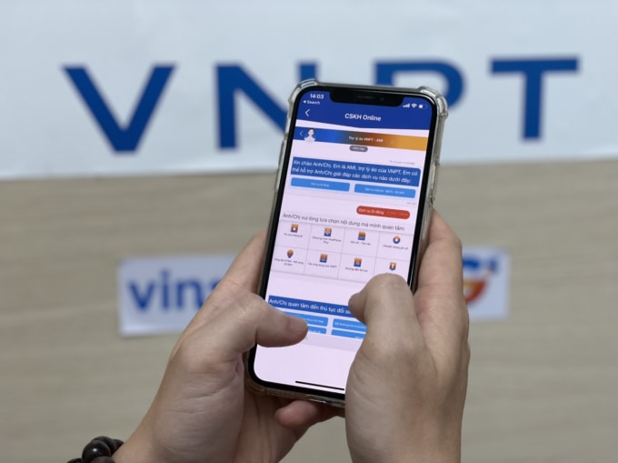 Khách hàng trao đổi với trợ lý ảo AMI của VNPT trên điện thoại.