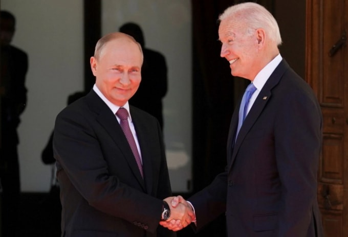 Tổng thống Nga Vladimir Putin bắt tay người đồng cấp Mỹ Joe Biden trước cuộc gặp thượng đỉnh tại Gevene, Bỉ - Ảnh: Reuters