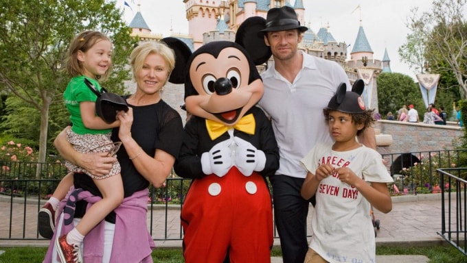 Hugh Jackman và vợ xem hai đứa trẻ được nhận nuôi như con đẻ của mình.
