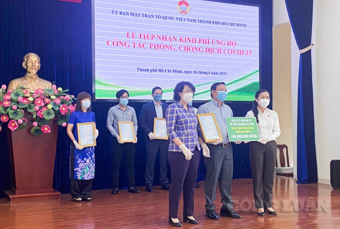Công ty Hưng Lộc Phát trao tặng 100 triệu đồng ủng hộ công tác phòng, chống dịch Covid-19