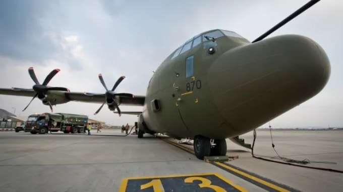 Một máy bay chở hàng C-130J của Không quân Hoàng gia Anh được tiếp nhiên liệu tại sân bay Kabul, Afghanistan. Ảnh : Bộ Quốc phòng Vương quốc Anh