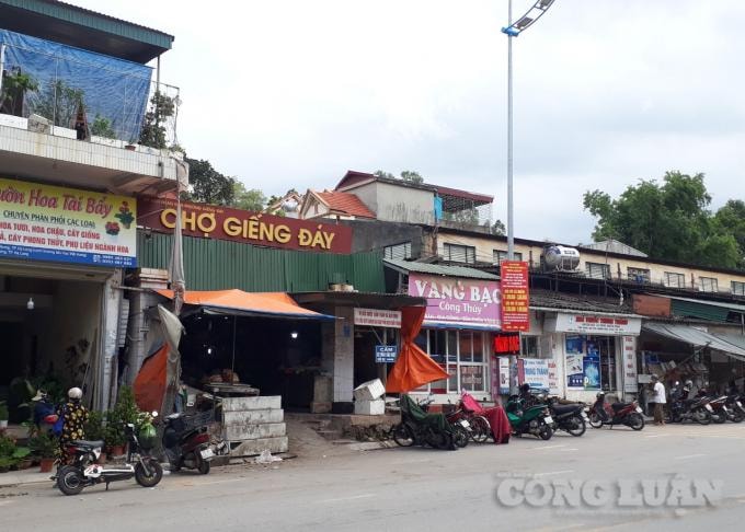 Chợ Giếng Đáy được hình thành từ năm 1994, đang xuống cấp cần được đầu tư xây dựng. Ảnh: Nguyễn Quân.