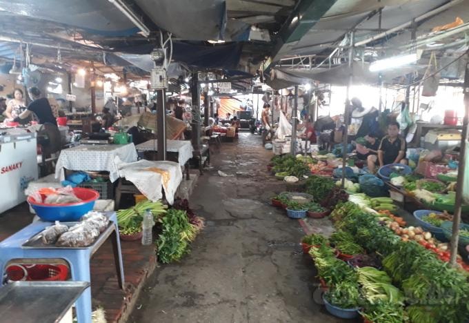 Các tiểu thương buôn bán tại chợ Giếng Đáy luôn thực hiện tốt các quy định hiện hành. Ảnh: Nguyễn Quân.
