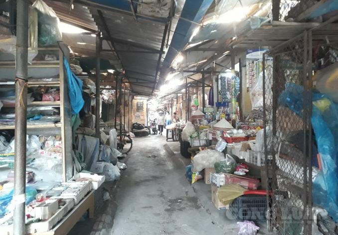 Các ki ốt trong chợ Giếng Đáy là do các tiểu thương đóng góp vốn xây dựng từ năm 1994. Ảnh: Nguyễn Quân.