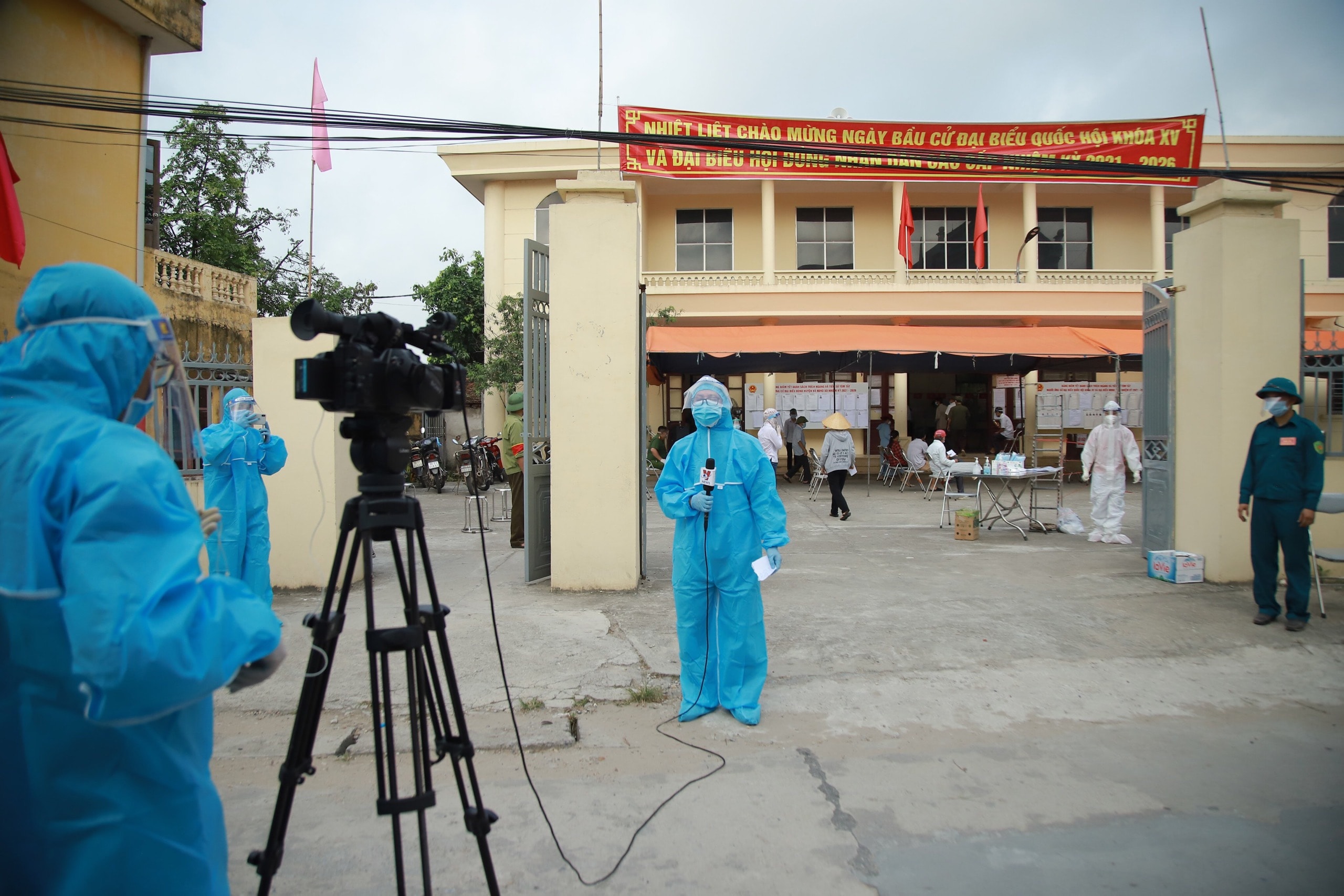 Phóng viên Cơ quan thường trú TTXVN tại Bắc Ninh phản ánh công tác bầu cử sớm tại “điểm nóng Covid-19” xã Mão Điền, huyện Thuận Thành, tỉnh Bắc Ninh. Ảnh: Nhà báo Thái Hùng
