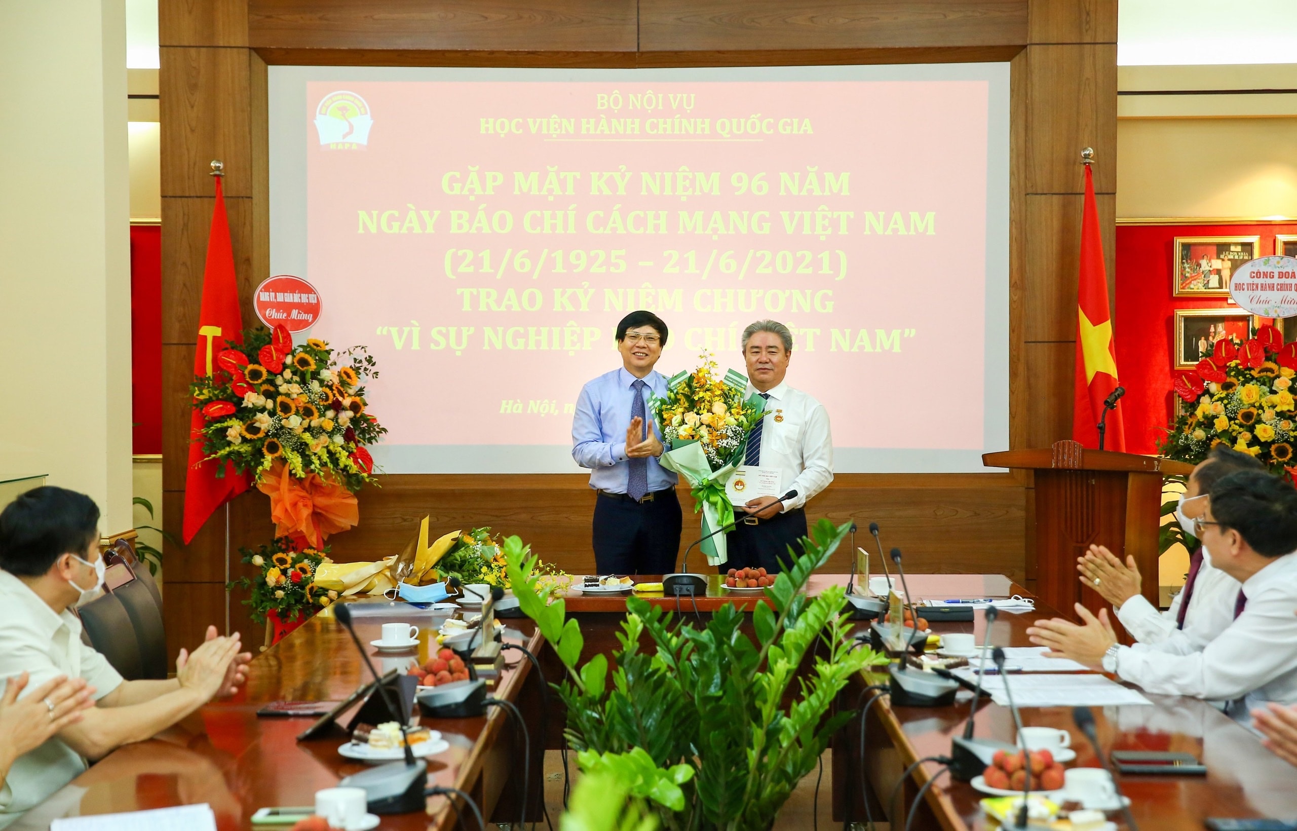Thừa ủy quyền của Chủ tịch Hội Nhà báo Việt Nam, nhà báo Hồ Quang Lợi - Phó chủ tịch Thường trực Hội Nhà báo Việt Nam đã trao Kỷ niệm chương “Vì sự nghiệp báo chí Việt Nam” và hoa chúc mừng nhà báo TS. Đặng Xuân Hoan, Bí thư Đảng ủy, Giám đốc Học viện Hành chính quốc gia. Ảnh: Sơn Hải