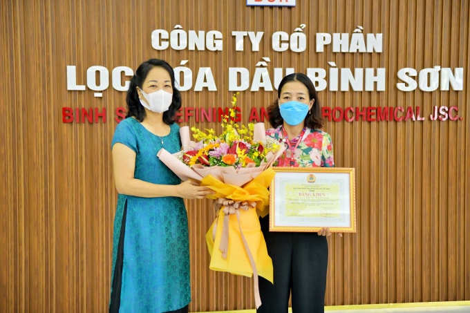 Gia đình chị Đào Thị Thanh Tuyền vinh dự nhận Bằng khen Gia đình CNLĐ Dầu khí tiêu biểu.