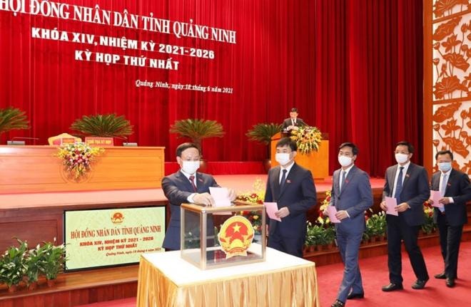 Các đại biểu bỏ phiếu bầu các chức danh HĐND và UBND tỉnh Quảng Ninh nhiệm kỳ 2021-2026. Ảnh: Đỗ Phương