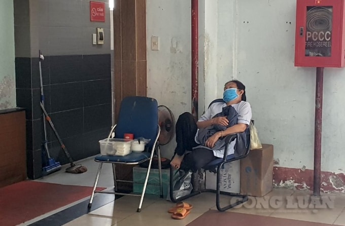Chị lao công ngủ quên trên ghế ngay cửa phòng vệ sinh.