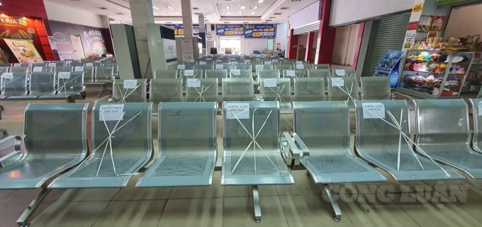 Trong phòng chờ, không có một bóng người.