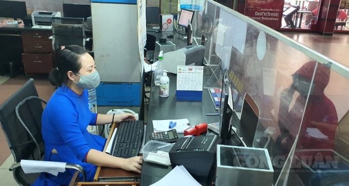 Một nữ nhân viên trực bán vé.