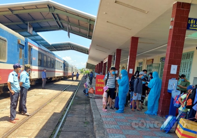 Hành khách trước khi lên tàu được kiểm tra y tế chặt chẽ.
